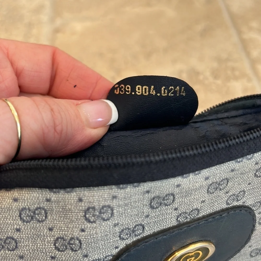 Gucci vintage makeup case. In good condition. Zipper works. 7x4 inches